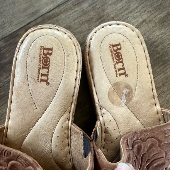 BORN embossed floral leather sandal brown and tan cork bottom - Picture 6 of 8